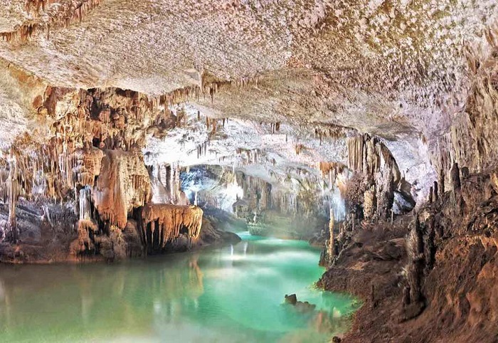 Комплекс из двух отдельных, но связанных между собой карстовых известняковых пещер общей длиной почти в 9 километров.