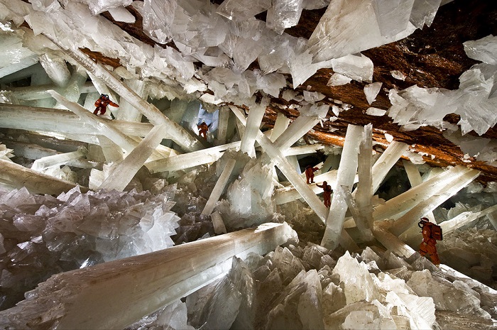 Кристаллы в пещере переливаются разными цветами, представляя собой великолепное зрелище.