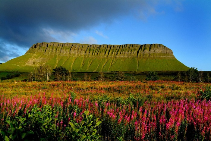 Одна из трех самых знаменитых гор Ирландии расположена в северо-западной части страны, и переводится буквально как «челюстеобразный пик». Фотограф: Christopher Hill.