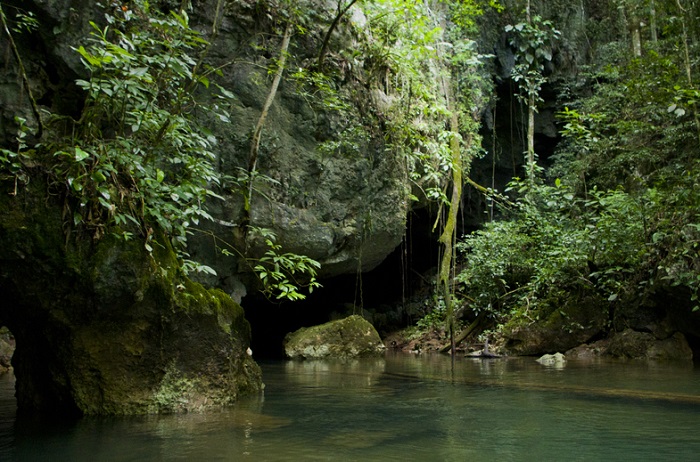 Пещера Бартон Крик использовалась племенами Майя в церемониальных и погребальных целях.