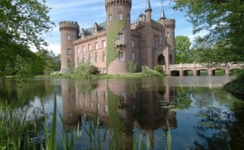 Такое название замка было выдумано голландскими рабочими, что в переводе означает - «красивая стена».